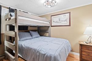 Postel nebo postele na pokoji v ubytování ML352 Stylish Classy Mountain Views EZ Parking WiFi