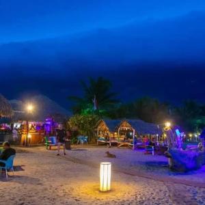 トリンコマリーにあるThats why sun & sea cabana nilaveliの砂浜に光が灯る夜のビーチ