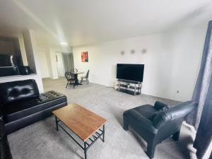 Μια τηλεόραση ή/και κέντρο ψυχαγωγίας στο Modern 1br Retreat In Elkins Park