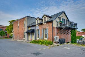 un edificio in mattoni con balcone su una strada di Walk to Marina, Couples Retreat in Sackets Harbor a Sackets Harbor