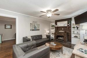 Χώρος καθιστικού στο Pet Friendly! Farmhouse near the Harpeth River