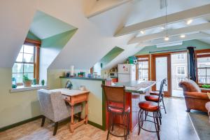 Χώρος καθιστικού στο Water-View Balcony Charming Lake Ontario Studio! +16 φωτογραφίες
