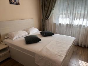 Ένα ή περισσότερα κρεβάτια σε δωμάτιο στο Garsoniera Lux Mioriței