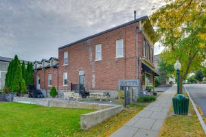 Κήπος έξω από το Water-View Balcony Charming Lake Ontario Studio!