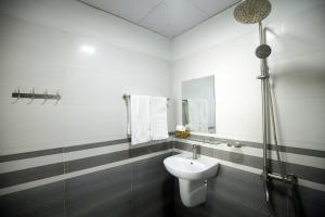 Ένα μπάνιο στο Loan Ngạn Hotel Hải Hòa +10 φωτογραφίες