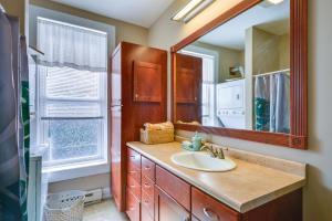 un baño con lavabo y espejo en Walk to Lake and Dining Inviting Sackets Harbor Apt, en Sackets Harbor 17 fotos más
