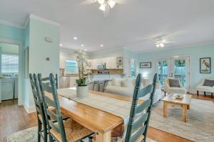 ein Esszimmer und ein Wohnzimmer mit Tisch und Stühlen in der Unterkunft Thunderbolt Bungalow by Lucky Savannah in Savannah