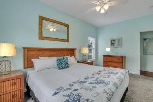 ein Schlafzimmer mit einem großen Bett und einem Deckenventilator in der Unterkunft Thunderbolt Bungalow by Lucky Savannah in Savannah