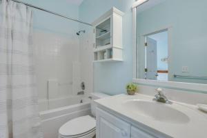 ein weißes Badezimmer mit Toilette und Waschbecken in der Unterkunft Thunderbolt Bungalow by Lucky Savannah in Savannah + 30 Fotos