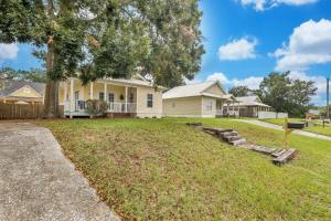 ein Haus mit einem Baum im Hof in der Unterkunft Thunderbolt Bungalow by Lucky Savannah in Savannah