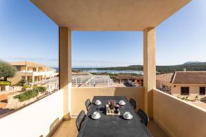 a table on a balcony with a view of the ocean at Relaxing BaiaDeBahas 1BedApt Bilo4 sleeps4 SeaView in Marinella