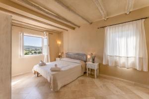 a bedroom with a large bed and a window at Relaxing BaiaDeBahas 1BedApt Bilo4 sleeps4 SeaView in Marinella