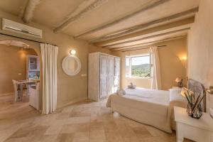 a large bedroom with a large bed and a window at Relaxing BaiaDeBahas 1BedApt Bilo4 sleeps4 SeaView in Marinella +10 photos
