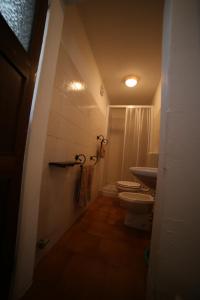 a small bathroom with two toilets and a sink at Il Vignone - Castagneto Carducci in Castagneto Carducci +20 photos