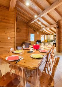 オトリュスにあるChalet Lo Capstoaの大きな木製のテーブルがある大きな木製のダイニングルーム