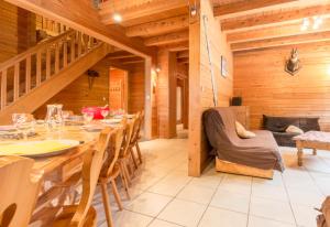オトリュスにあるChalet Lo Capstoaの長いテーブルと椅子のあるダイニングルーム +14枚の写真