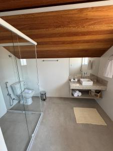 a bathroom with a toilet and a sink at Loft Toscana in Santa Teresa
