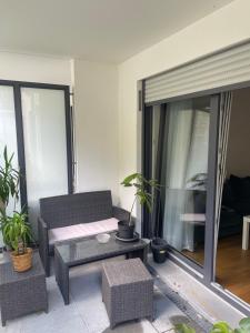 ミュンヘンにあるLuxury City Apartment in Munichのソファとテーブルのあるリビングルーム