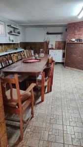 una cucina con un grande tavolo e sedie in legno di Vila Dona a Budeni Altre 12 foto
