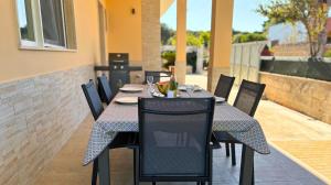 un tavolo da pranzo e sedie su un patio di Porto Selvaggio Villa a Santa Caterina di Nardò