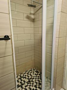 韦尔科姆Acama Guest House的黑白格底淋浴 更多89张照片