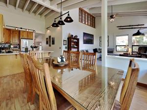 een eetkamer en keuken met een tafel en stoelen bij Summer Fun - SLOPESIDE 4BR 3BA with 3 Spas, Pool and Sauna - Perfect for Family and Friend Getaways All Year Round 1849 Condos 693 condo in Mammoth Lakes