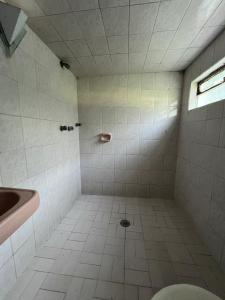 une salle de bain avec une douche avec un lavabo et des toilettes dans l'établissement Chalet 1 hectárea junto al río y montaña a 20 min de Orizaba, à Nogales 15 autres photos