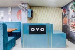une exposition d'un panneau oyo dans un restaurant dans l'établissement SPOT ON The Space Resto & Rooms, à Gulzārbāgh