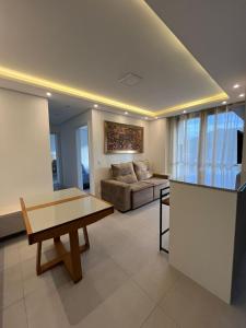 una sala de estar con un sofá y una mesa en Apartment on Palmas Beach, en Governador Celso Ramos 10 fotos más