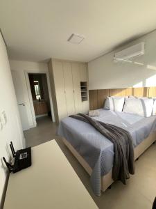 un dormitorio con una cama grande en una habitación en Apartment on Palmas Beach, en Governador Celso Ramos