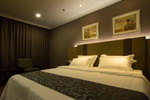 Postel nebo postele na pokoji v ubytování Hotel Anika Kluang