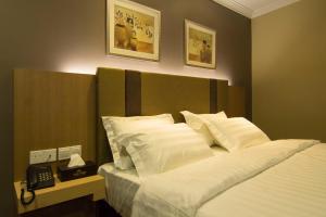 Postel nebo postele na pokoji v ubytování Hotel Anika Kluang