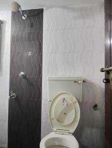 North ParavurにあるCherai beach homeの個室に白いトイレがあるバスルーム