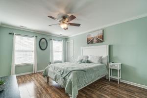 Ένα ή περισσότερα κρεβάτια σε δωμάτιο στο Centrally Located Raleigh Townhome with Pool Access +16 φωτογραφίες