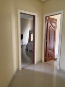 una habitación vacía con una puerta y un dormitorio en Luciene Lameira, en Belém