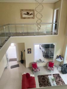 Una sala de estar con una escalera de cristal y un coche. en Luciene Lameira, en Belém