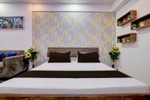 ein Schlafzimmer mit einem großen weißen Bett mit Blumen in der Unterkunft HOTEL O ZOOM LUXURY STAY in Lonavla