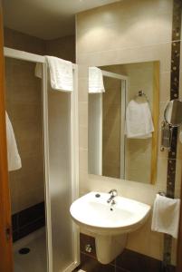 Ένα μπάνιο στο Hotel Alegría +27 φωτογραφίες