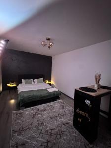 a bedroom with a bed and a table in it at Cozy Home Studio in Petroşani