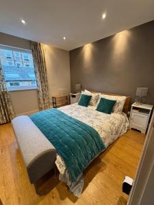 Postel nebo postele na pokoji v ubytování Scenic Mews House in central Stockbridge area