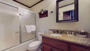 Ένα μπάνιο στο Canyon Ski Gateway Condo for 4