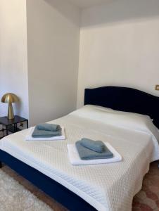a bedroom with a bed with towels on it at L'écrin de la Chartreuse in Villeneuve-lès-Avignon +2 photos
