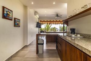 eine Küche mit einer Theke mit einem Mülleimer in der Unterkunft El Secreto Residencial in Ixtapa-Zihuatanejo International