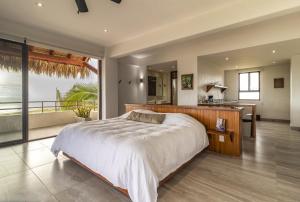 ein Schlafzimmer mit großem Bett und eine Küche in der Unterkunft El Secreto Residencial in Ixtapa-Zihuatanejo International + 47 Fotos
