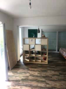 a living room with a book shelf in a room at VeWö Seeklang in Velden am Wörthersee