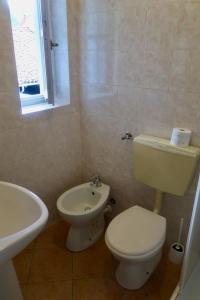 a bathroom with a toilet and a sink at Beatrice in Castellar