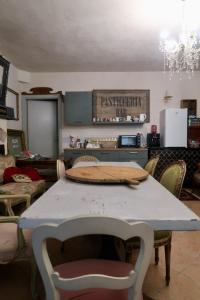 a dining room with a table and chairs at Beatrice in Castellar
