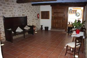 sala de estar con suelo de baldosa y chimenea en Fonda Angeleta en Valderrobres