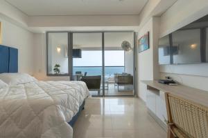 Postel nebo postele na pokoji v ubytování CB Lujoso Apartasuit -Vista al mar-linda piscina-cerca al Aeropuerto + 24 fotografií