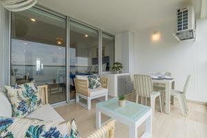 Posezení v ubytování CB Lujoso Apartasuit -Vista al mar-linda piscina-cerca al Aeropuerto